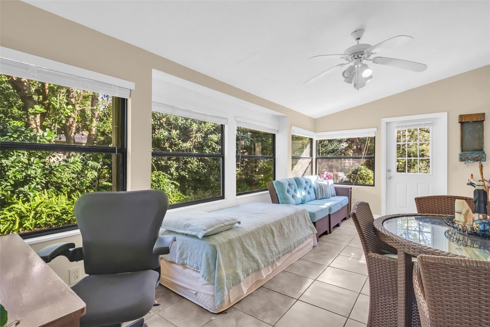 Perfect as a 3rd bedroom and/or office space~