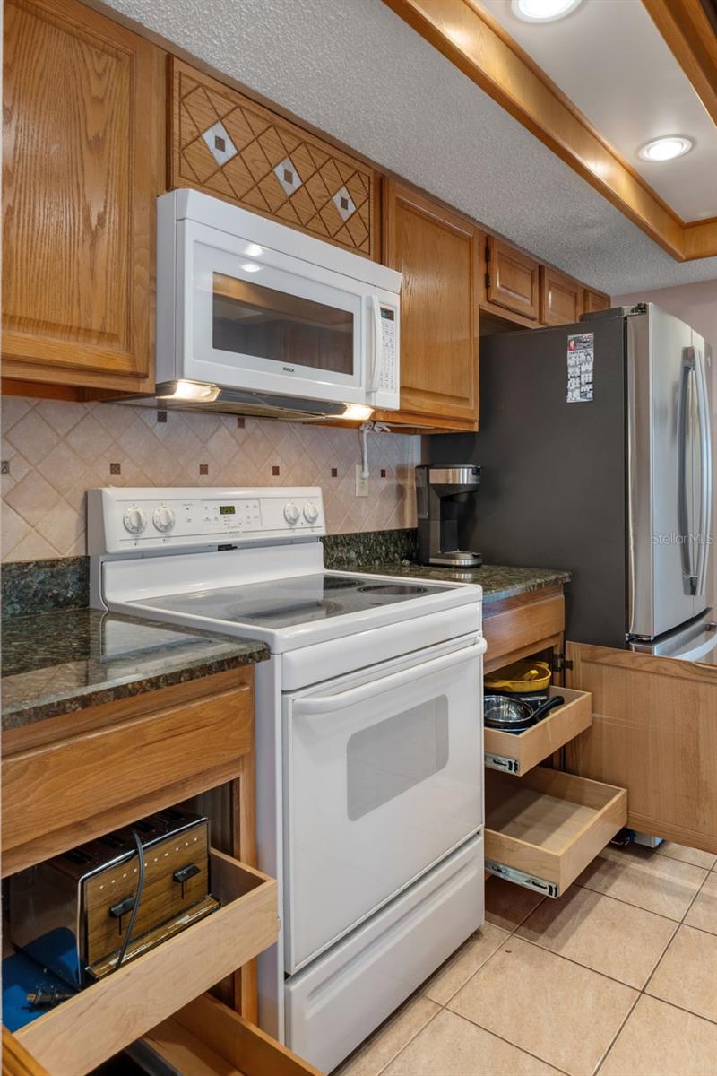 Pull out shelves for pots, pans & more too!