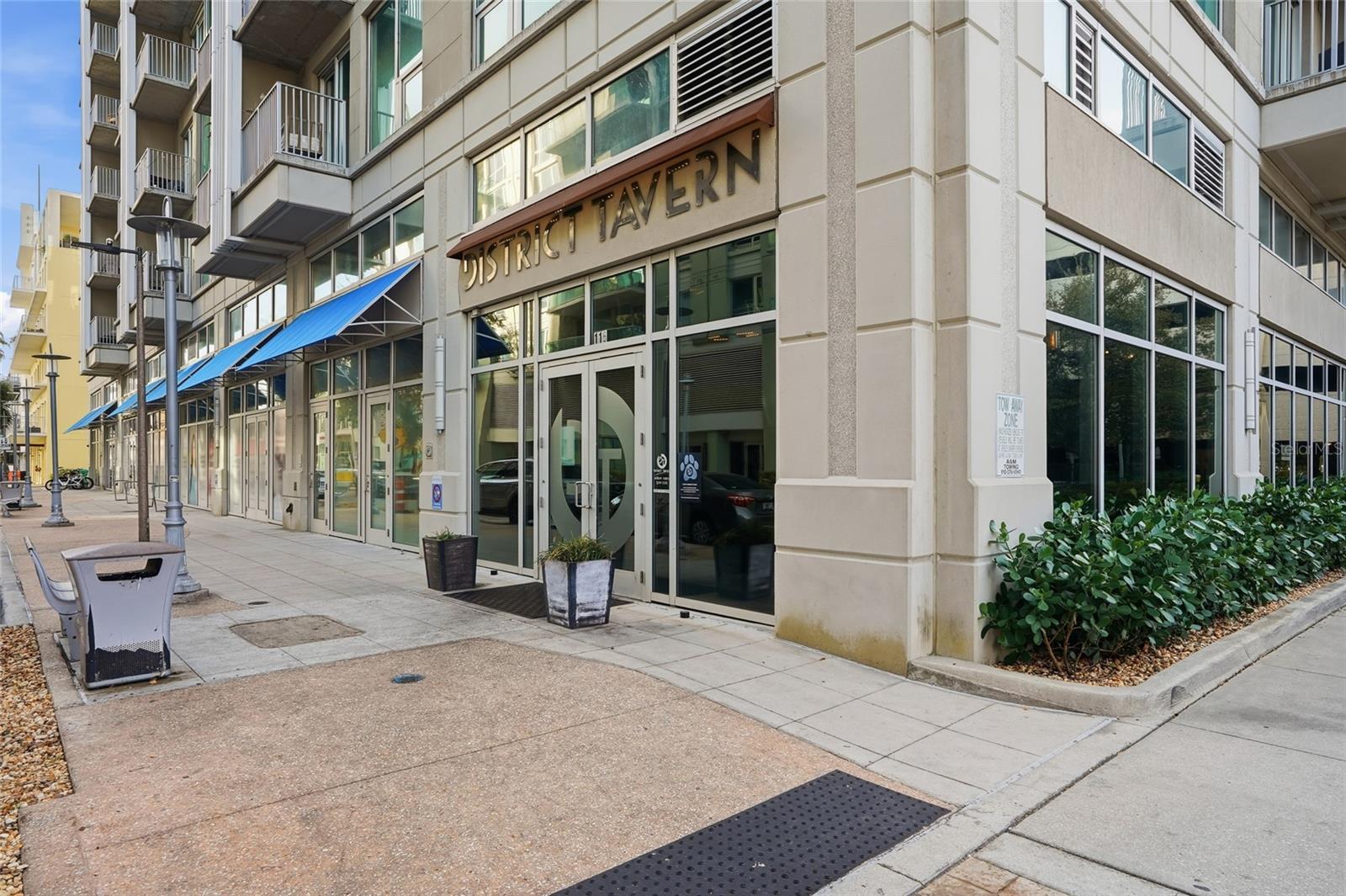 Neighborhood Amenities - District Tavern off 12th Street