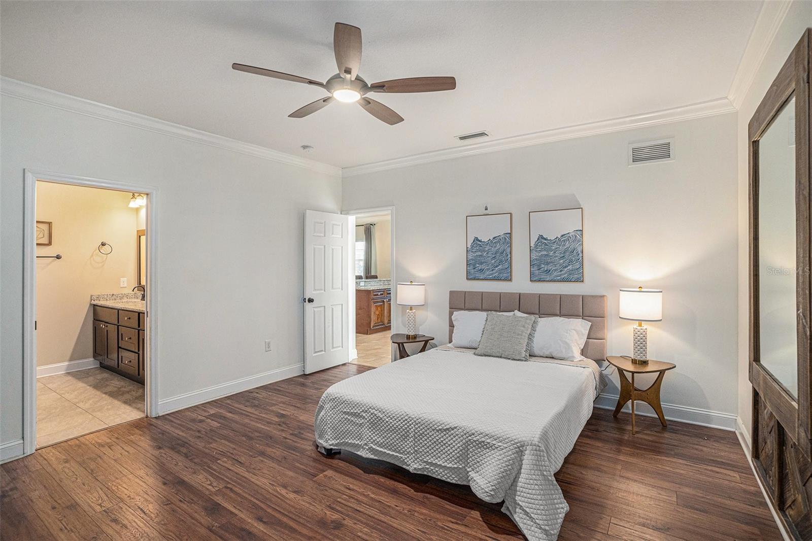 Main bedroom with en-suite bathroom