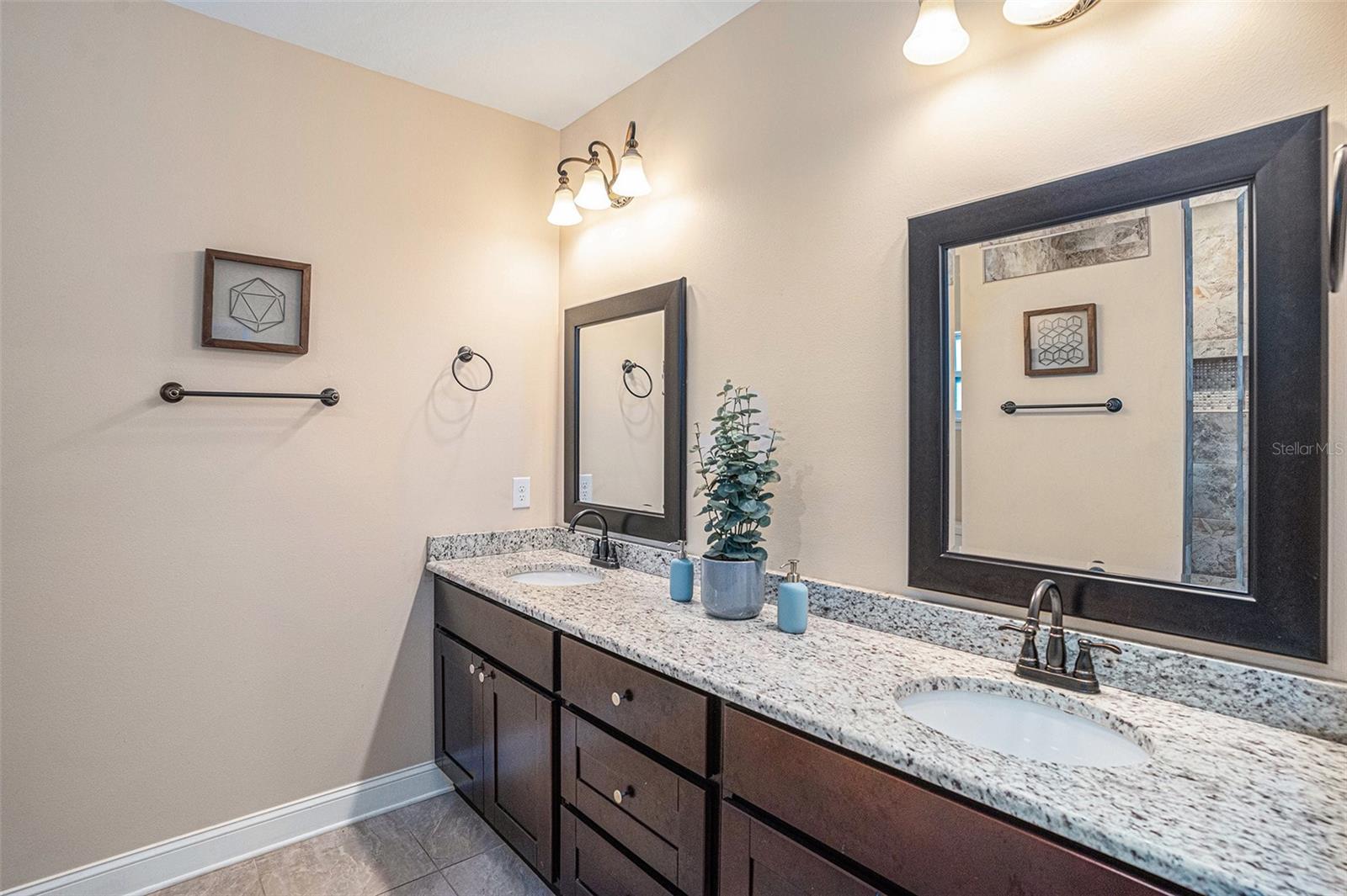 En-suite main bathroom.