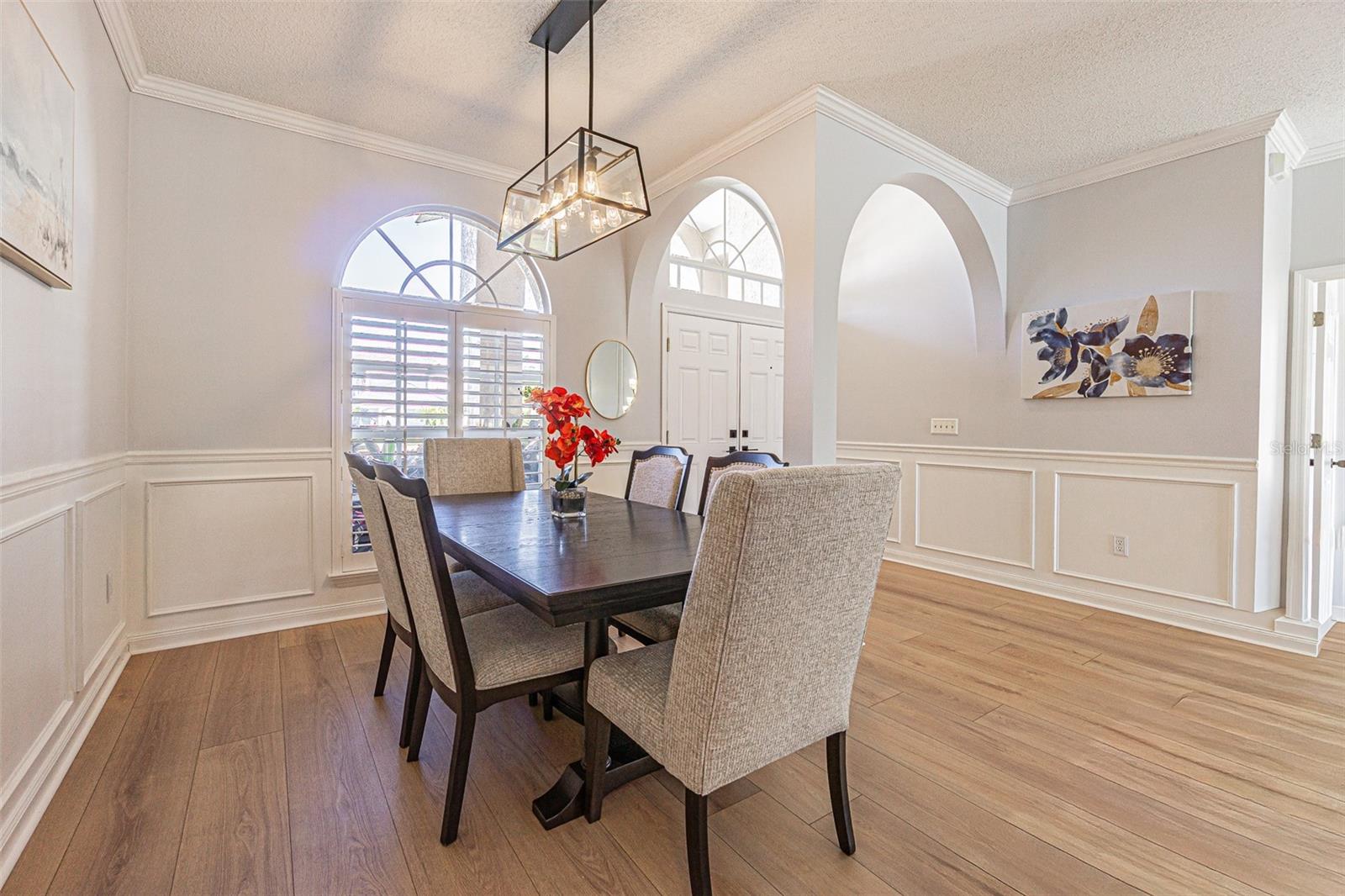 Light and bright dining area off Foyer