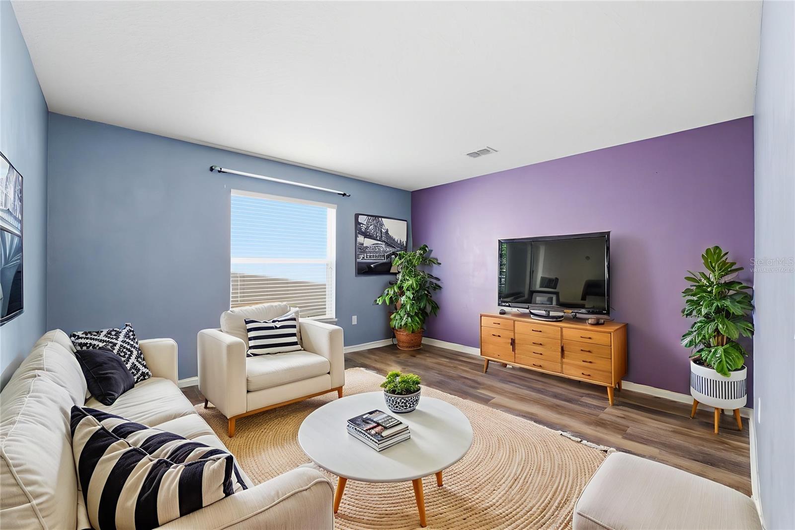 Living(Virtually Staged)