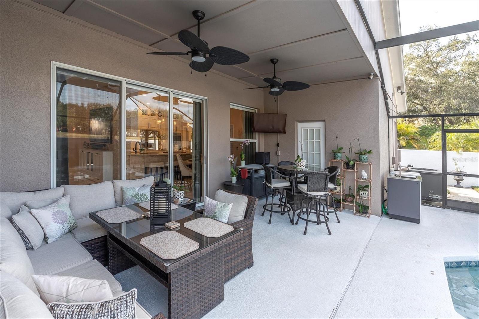 Covered, Enclosed Lana