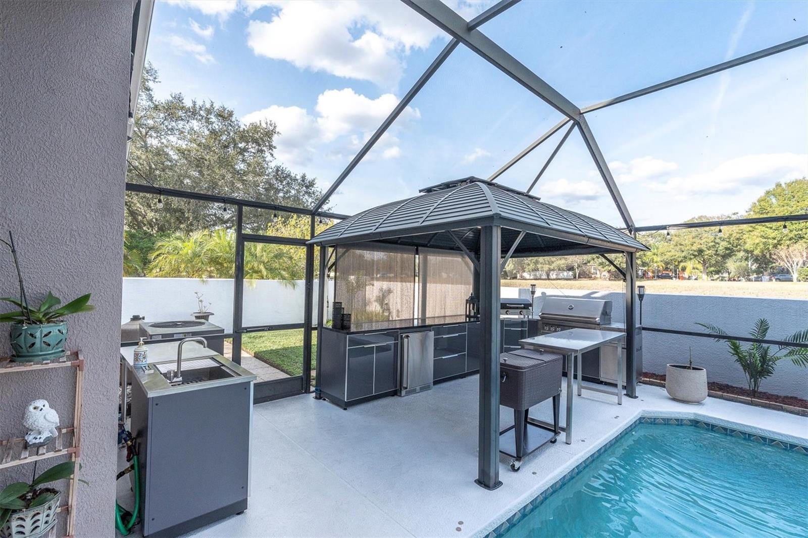 Covered, Enclosed Lana