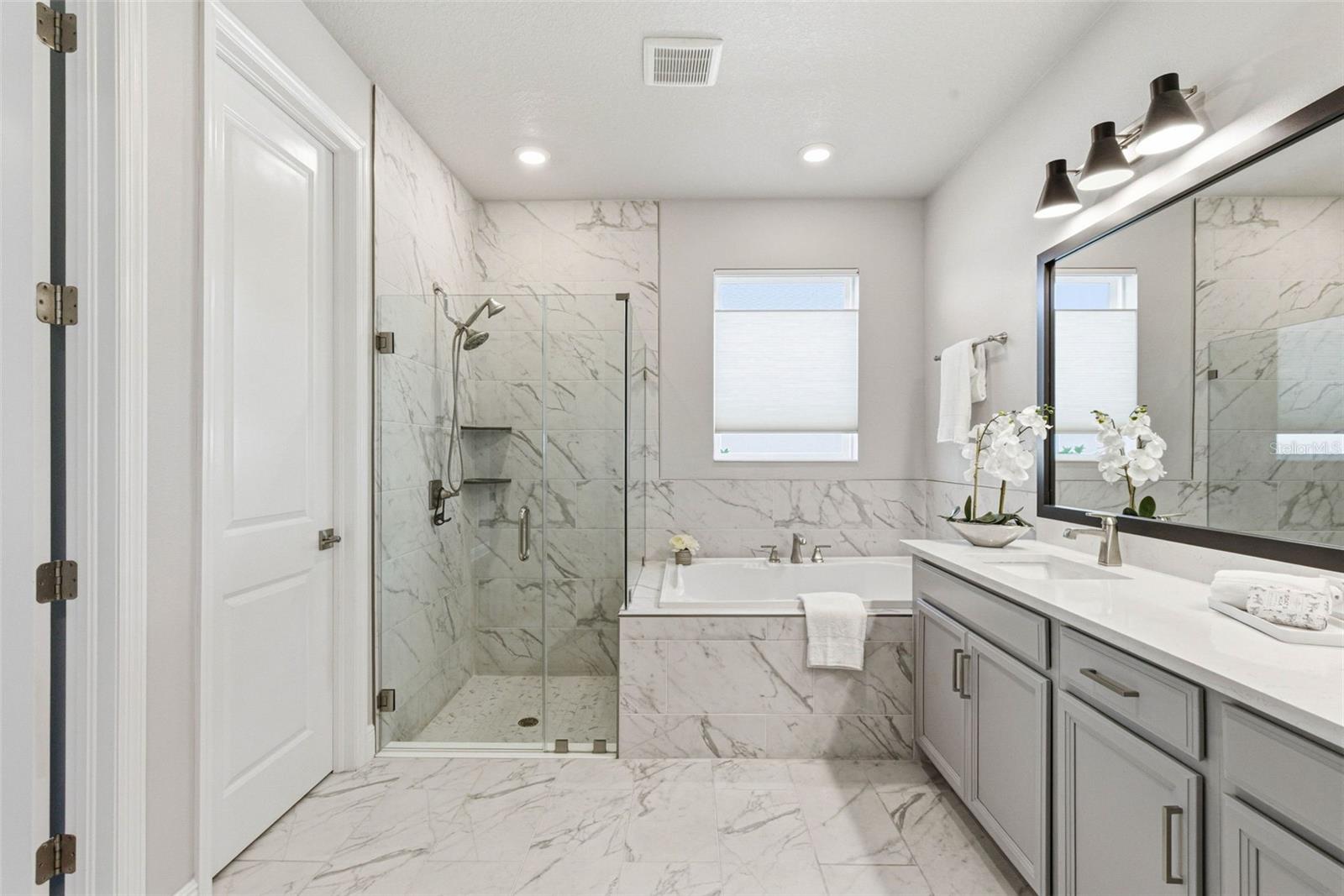 Primary En-suite Bathroom. Soaking Tub