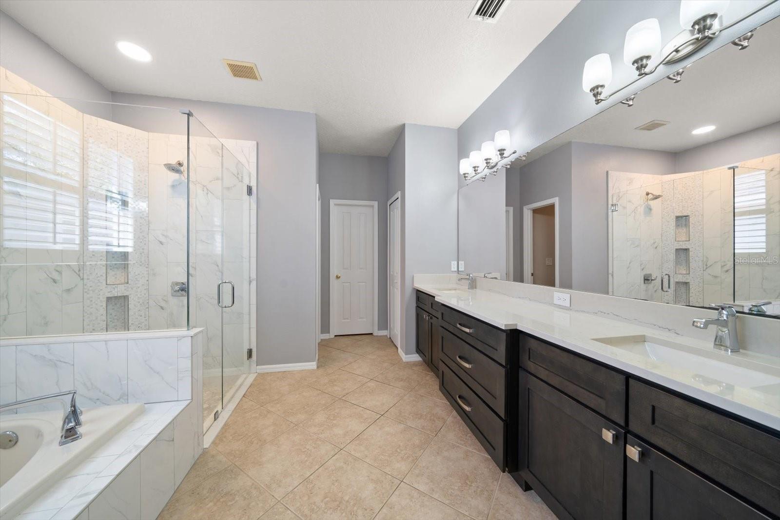 Primary En Suite Bathroom with separate water closet