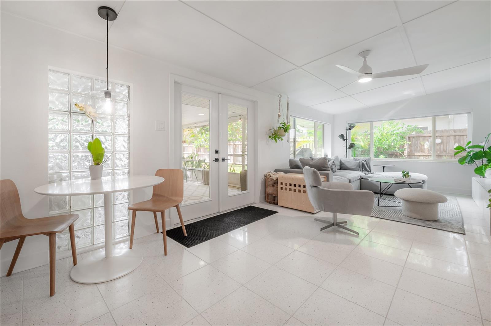 Living Room/Breakfast Nook