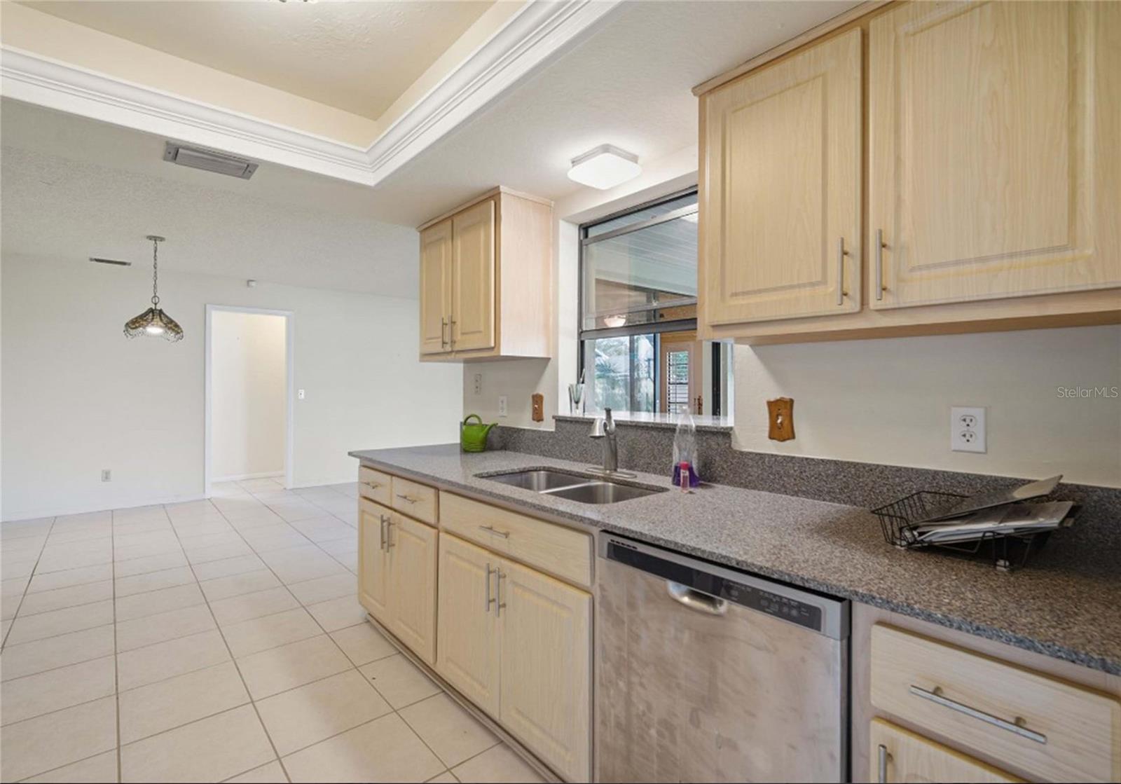 EZ FLOW TO BRFK. AREA AND FORMAL DINING