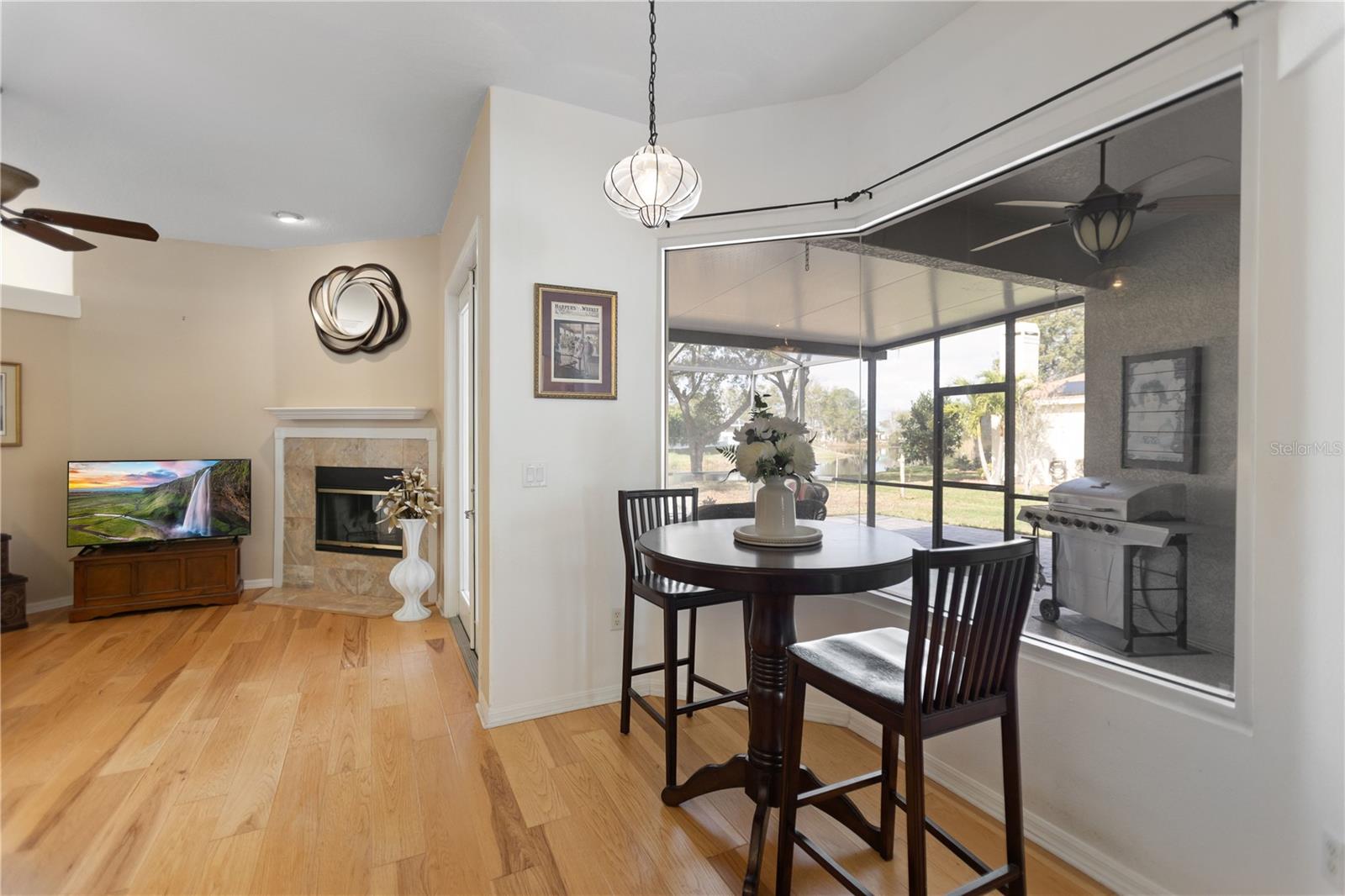 dinette with lakeviews