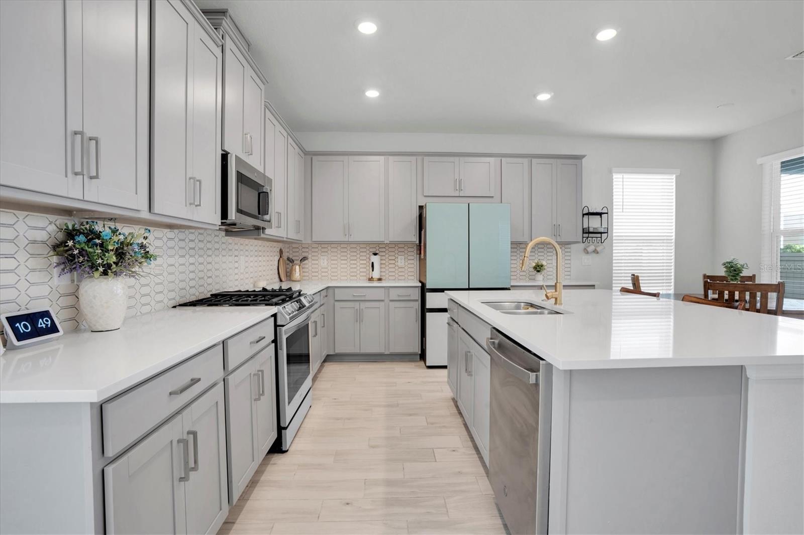 PLENTY OF CABINET & COUNTER SPACE