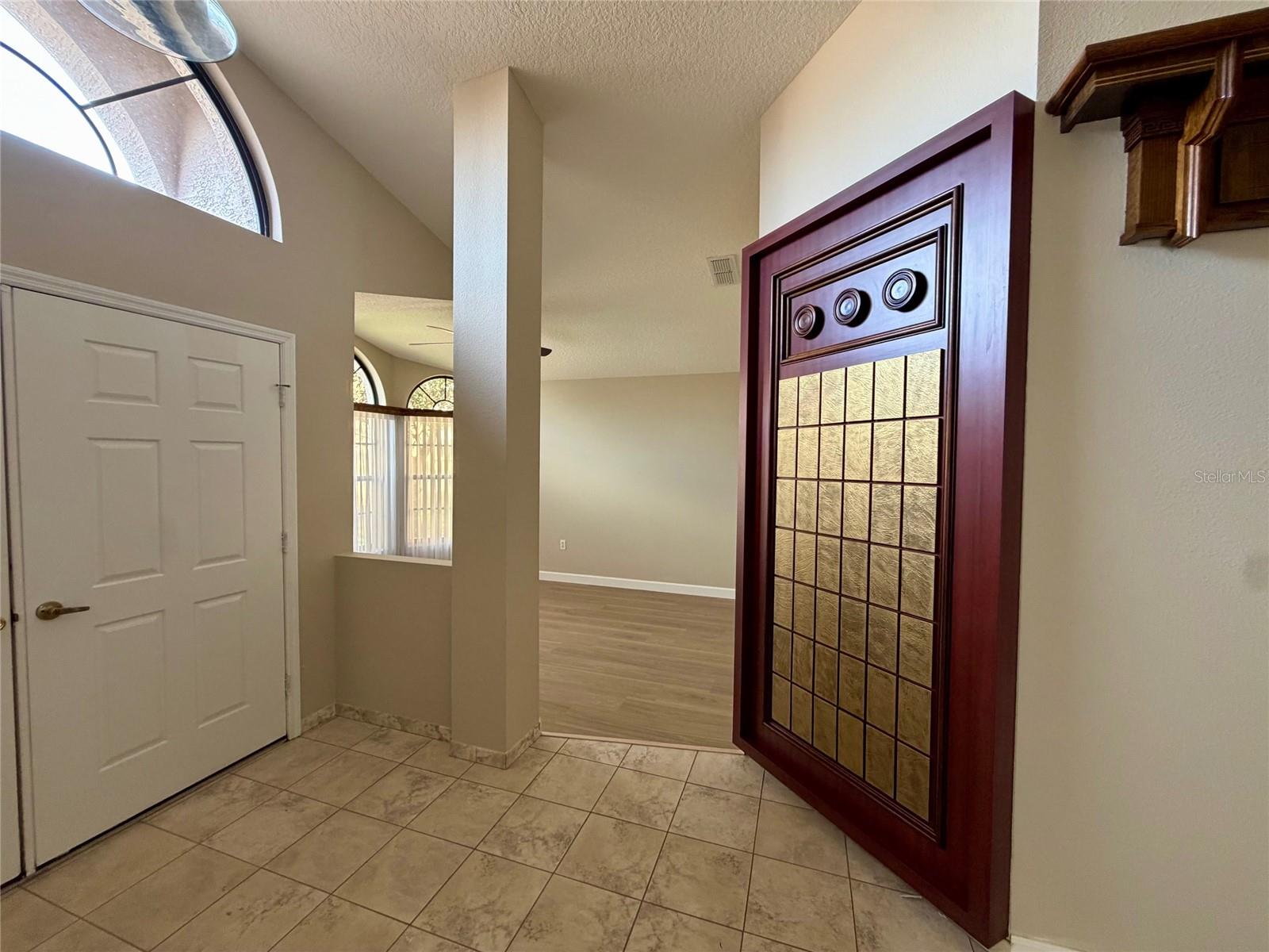 Foyer to Dining Rm Entrance