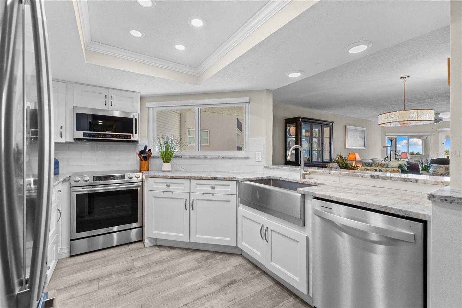 UPDATED KITCHEN WITH GRANITE COUNTER TOPS AND STAINLESS STELL APPLIANCES