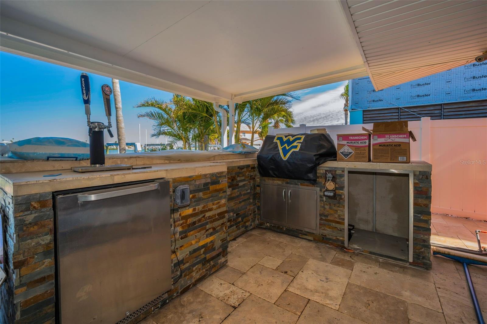 Outdoor Kitchen with Gas Grill