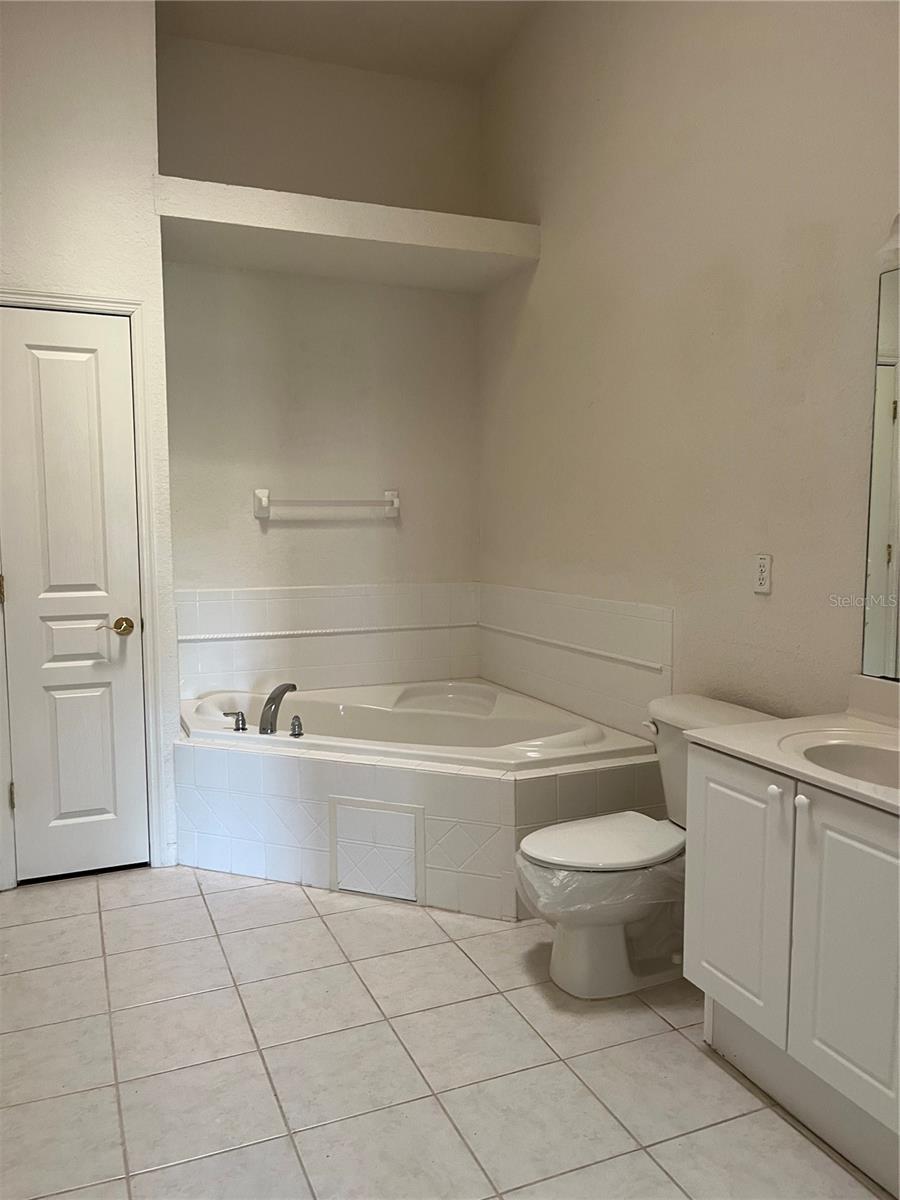 Master bath w/garden tub