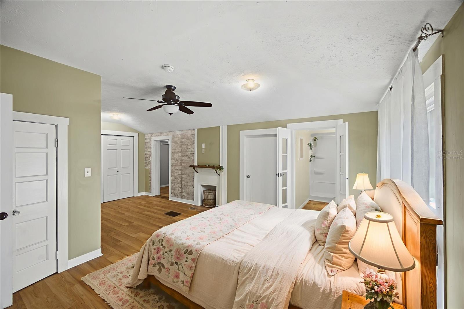 This photo has been Virtually Staged.