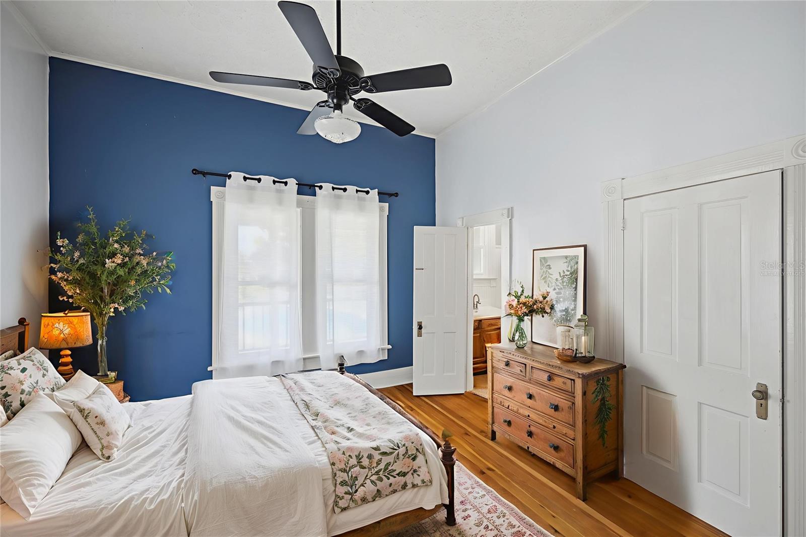 This photo has been Virtually Staged.