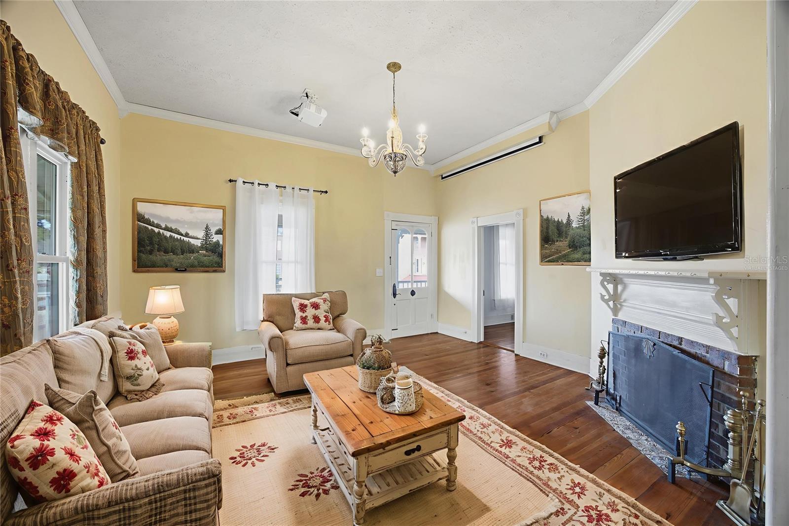 This photo has been Virtually Staged.