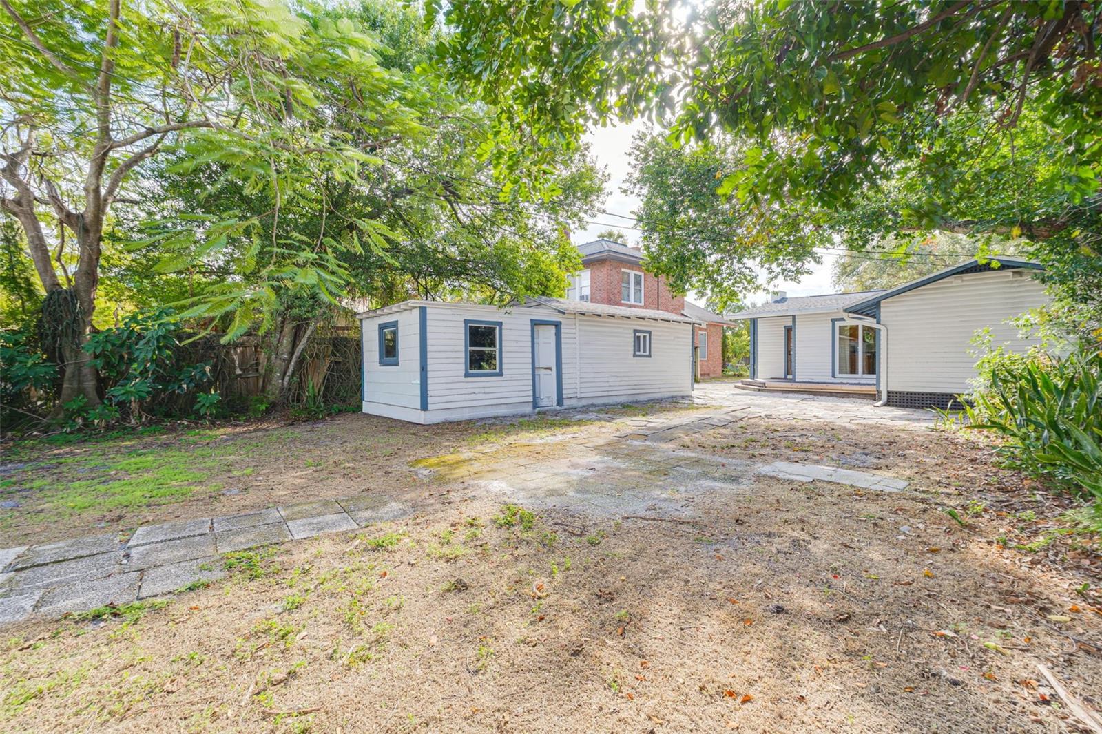 Detached 1 car garage with a workshop