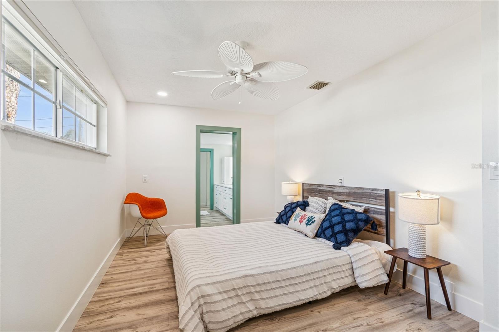 Primary bedroom w ensuite bathroom