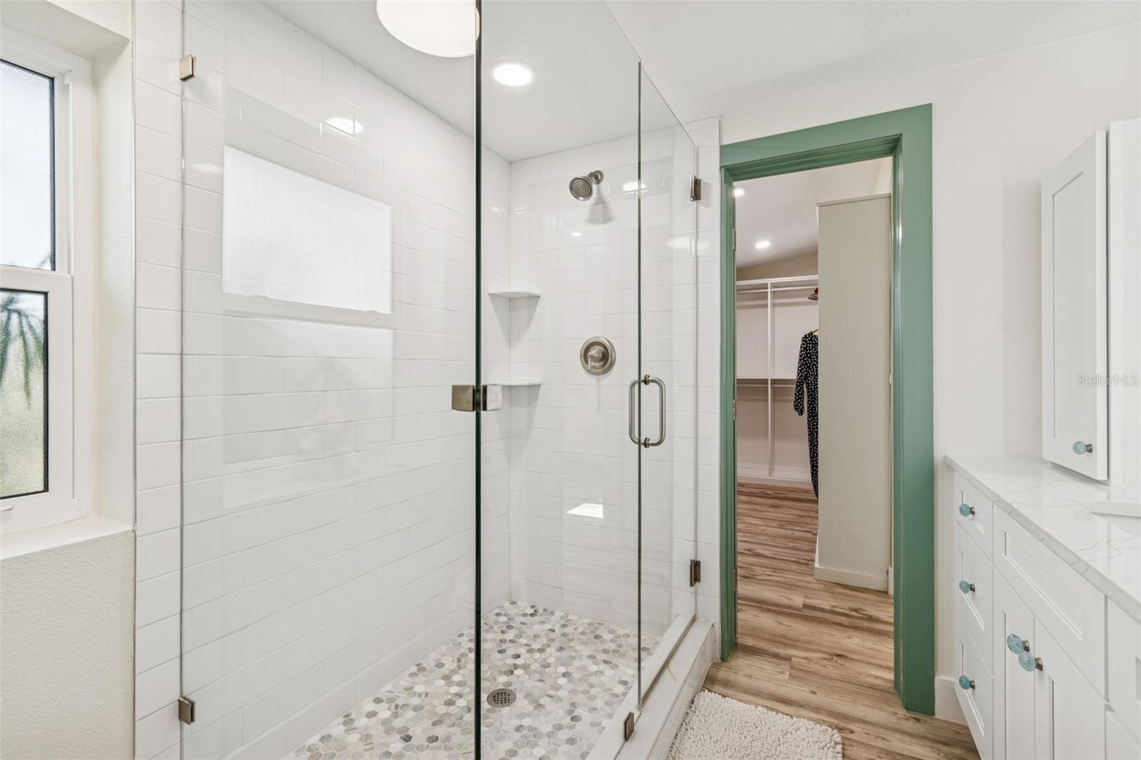 Ensuite Bath: Shower