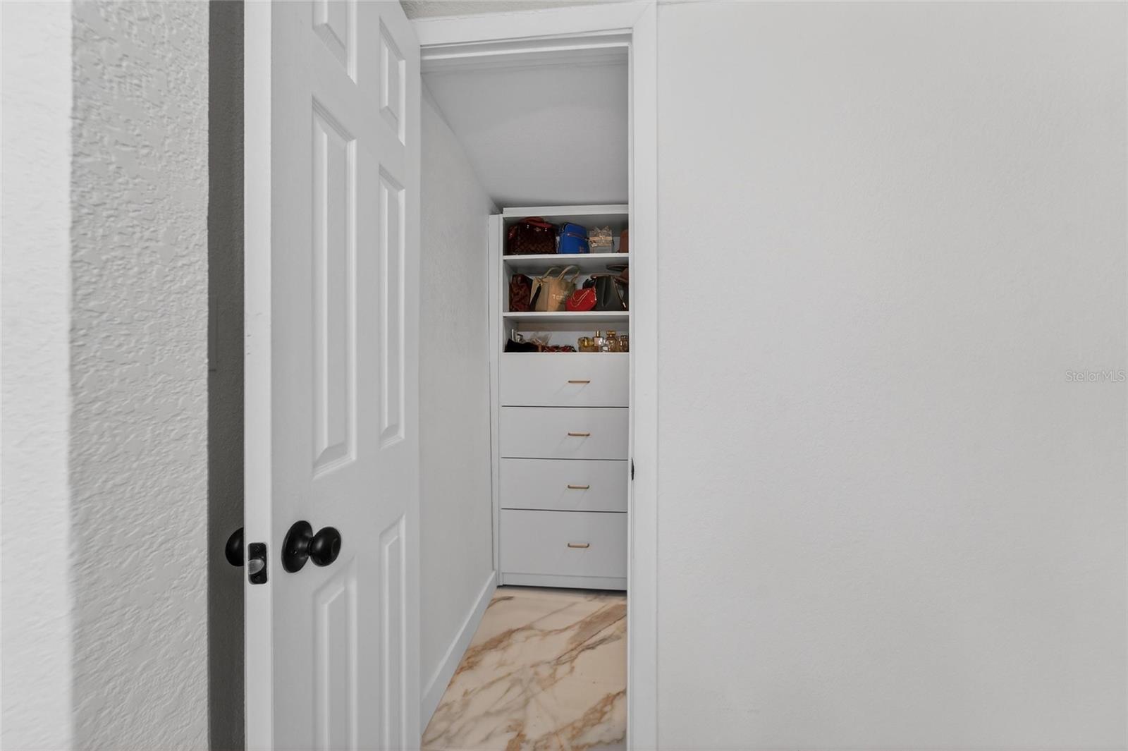 WALK-IN CLOSET
