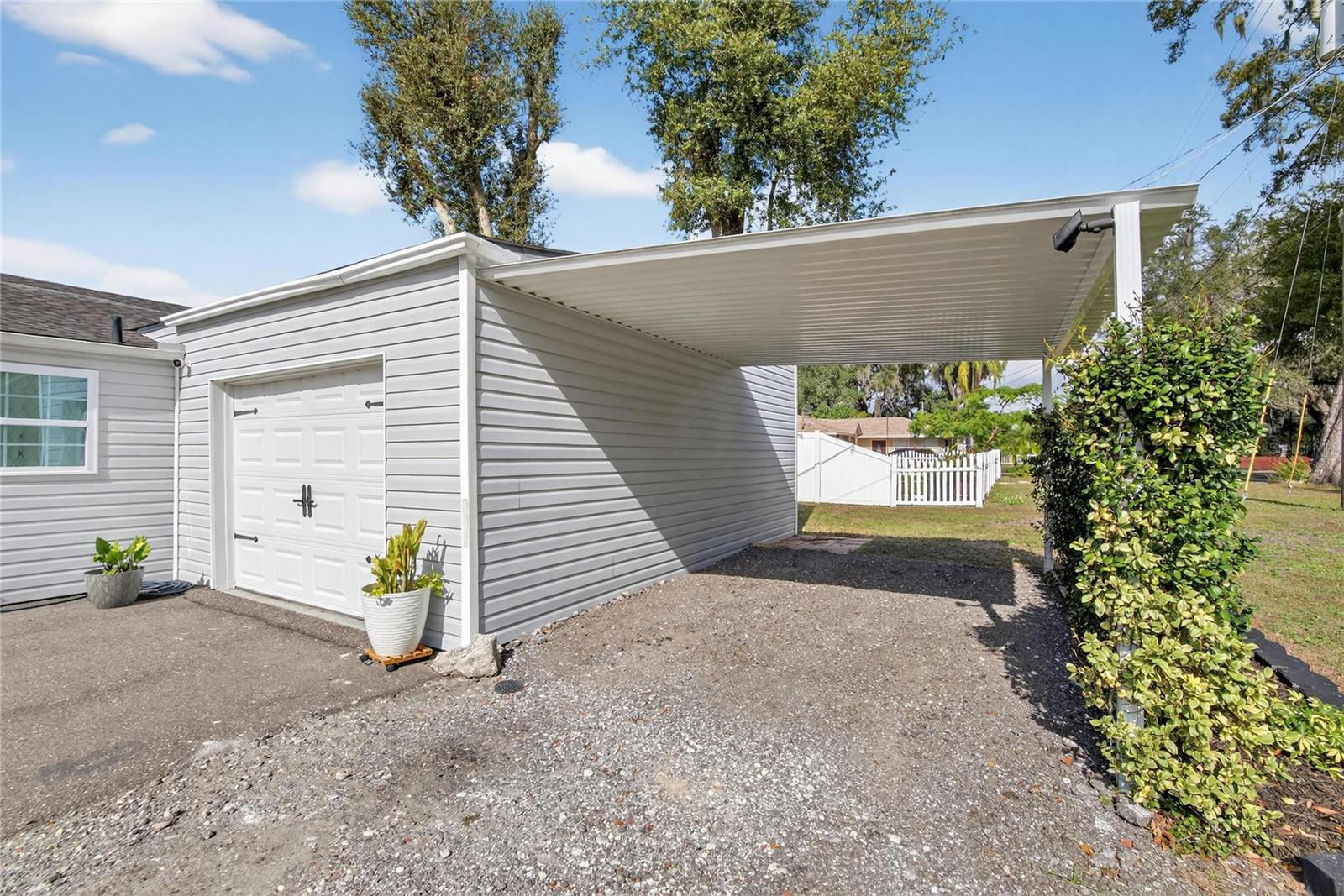 GARAGE DOOR/CARPORT