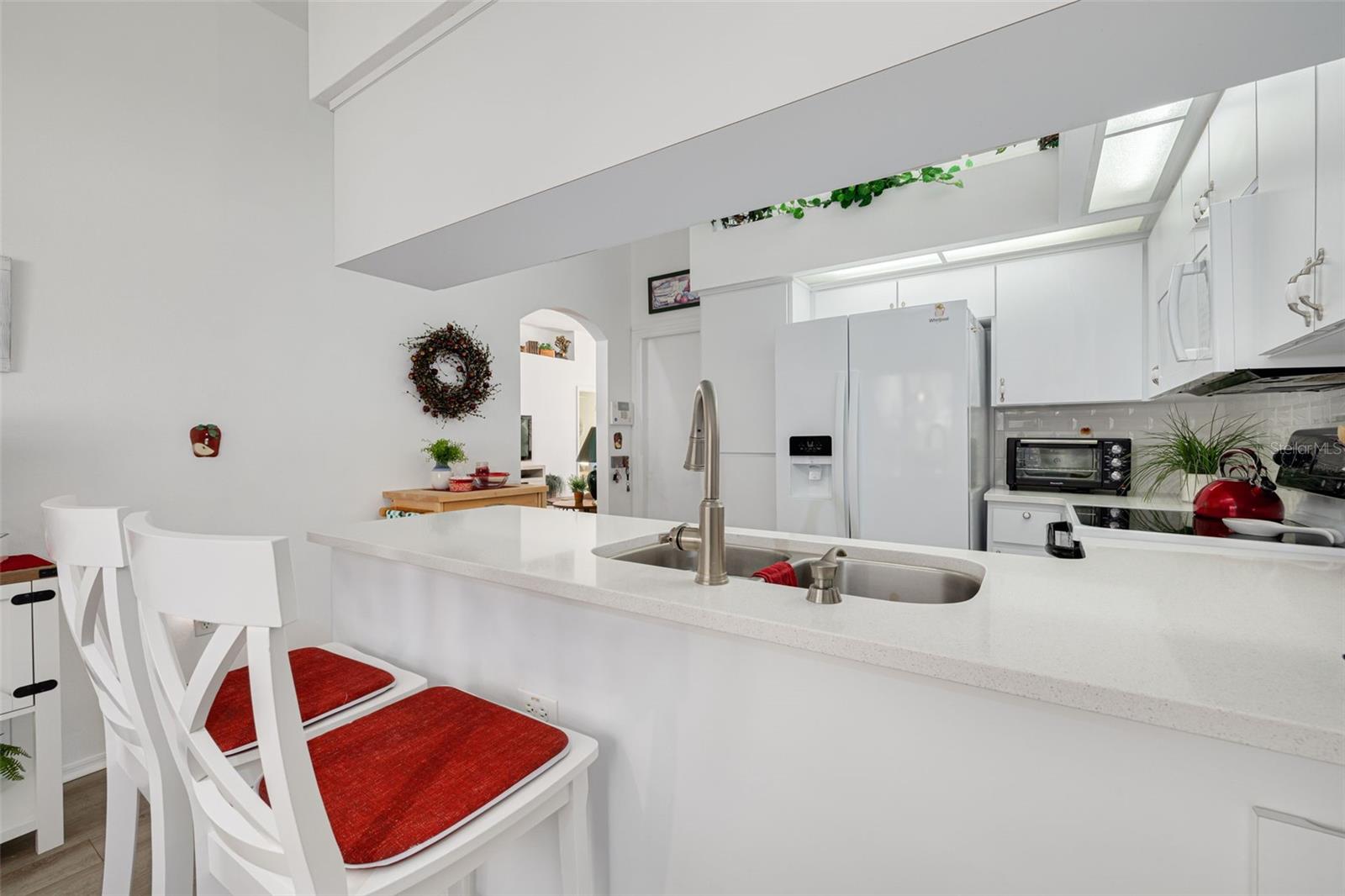 Kitchen eat at Bar by wash station