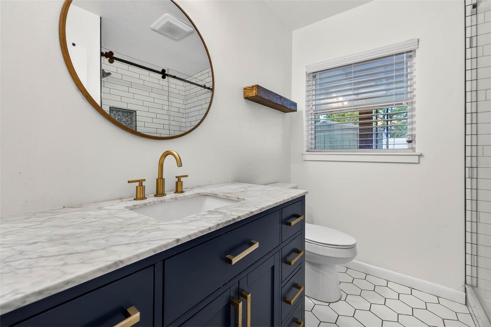 Full bath in the hallway