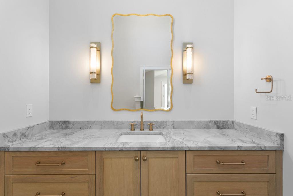 ELEGANT EN SUITE BATH