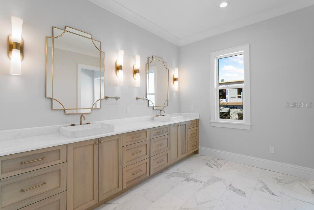 LUXURIOUS COMPARTMENTED BATH