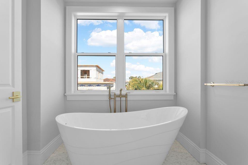 SUNSHINE SOAKING TUB