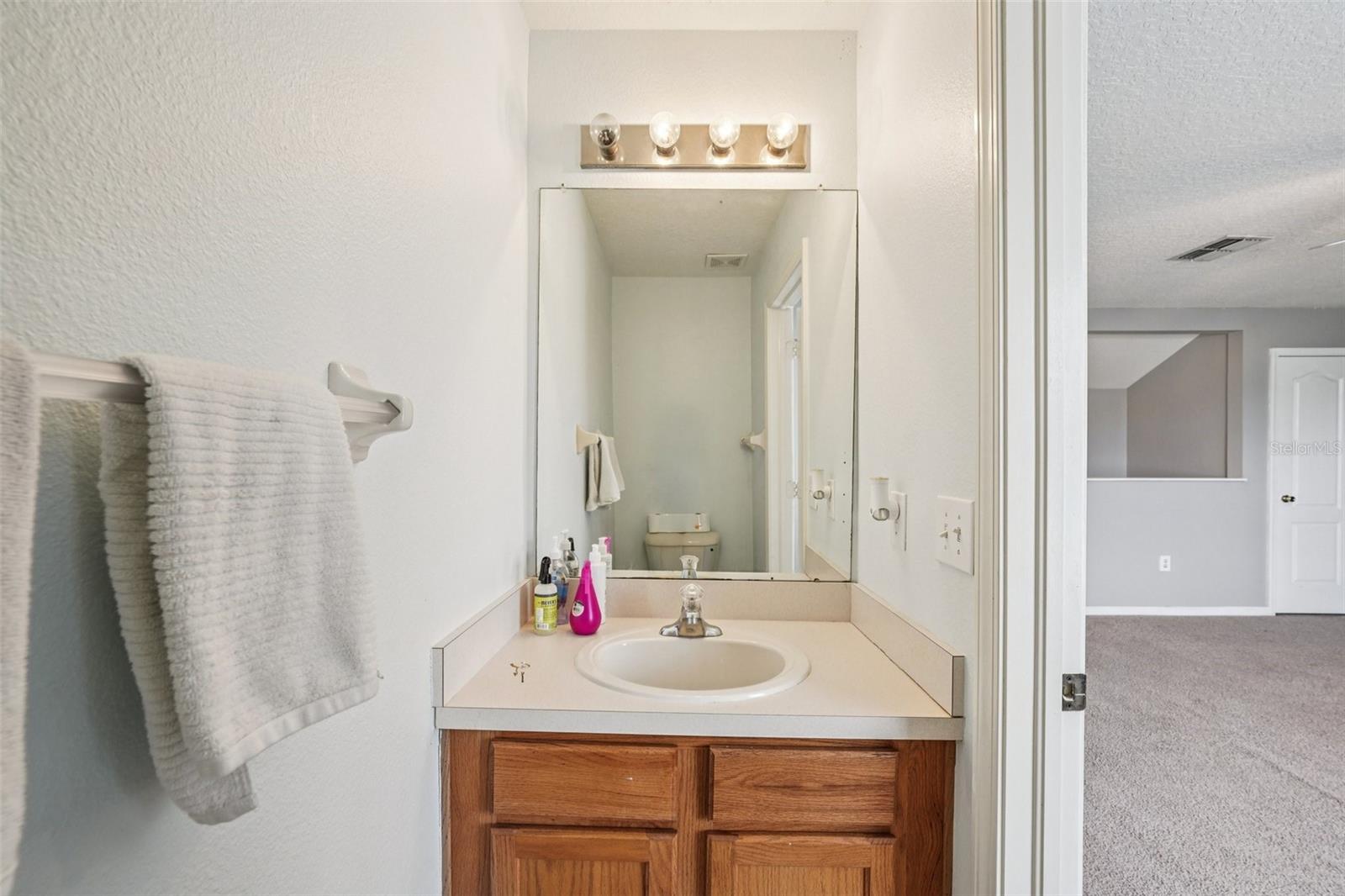 Powder Room - Updtairs