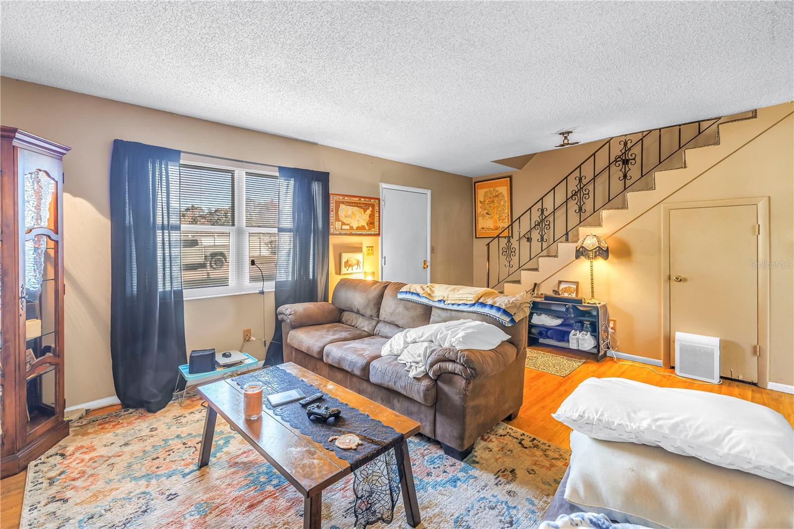 Front living area & entry