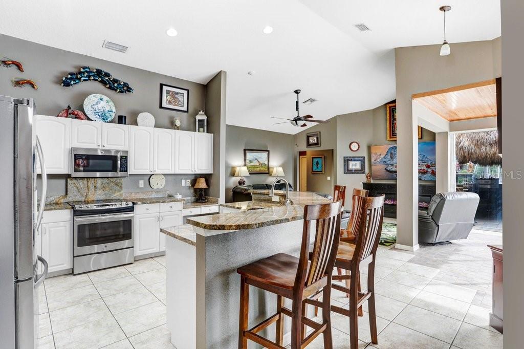 Kitchen and Breakfast Bar