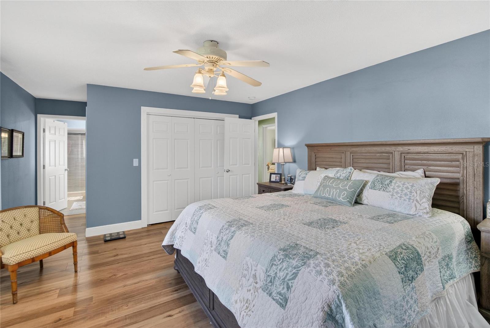 Primary bath w/ en suite bathroom