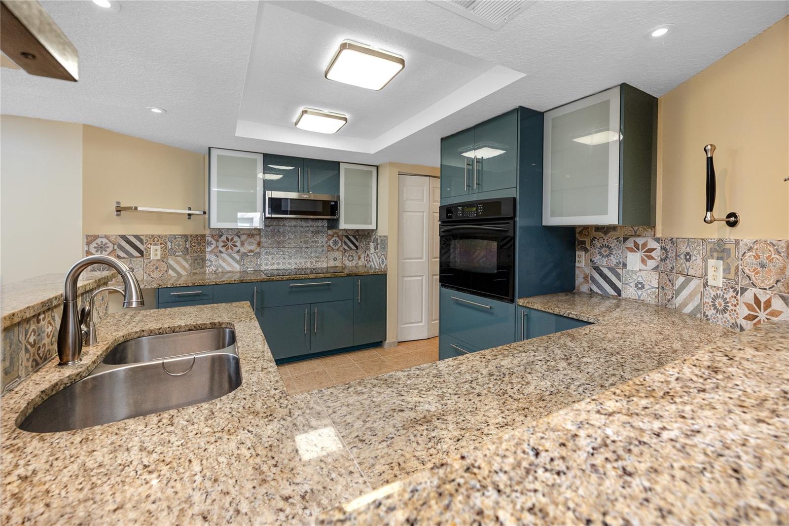 Pull out drawers, lots of storage