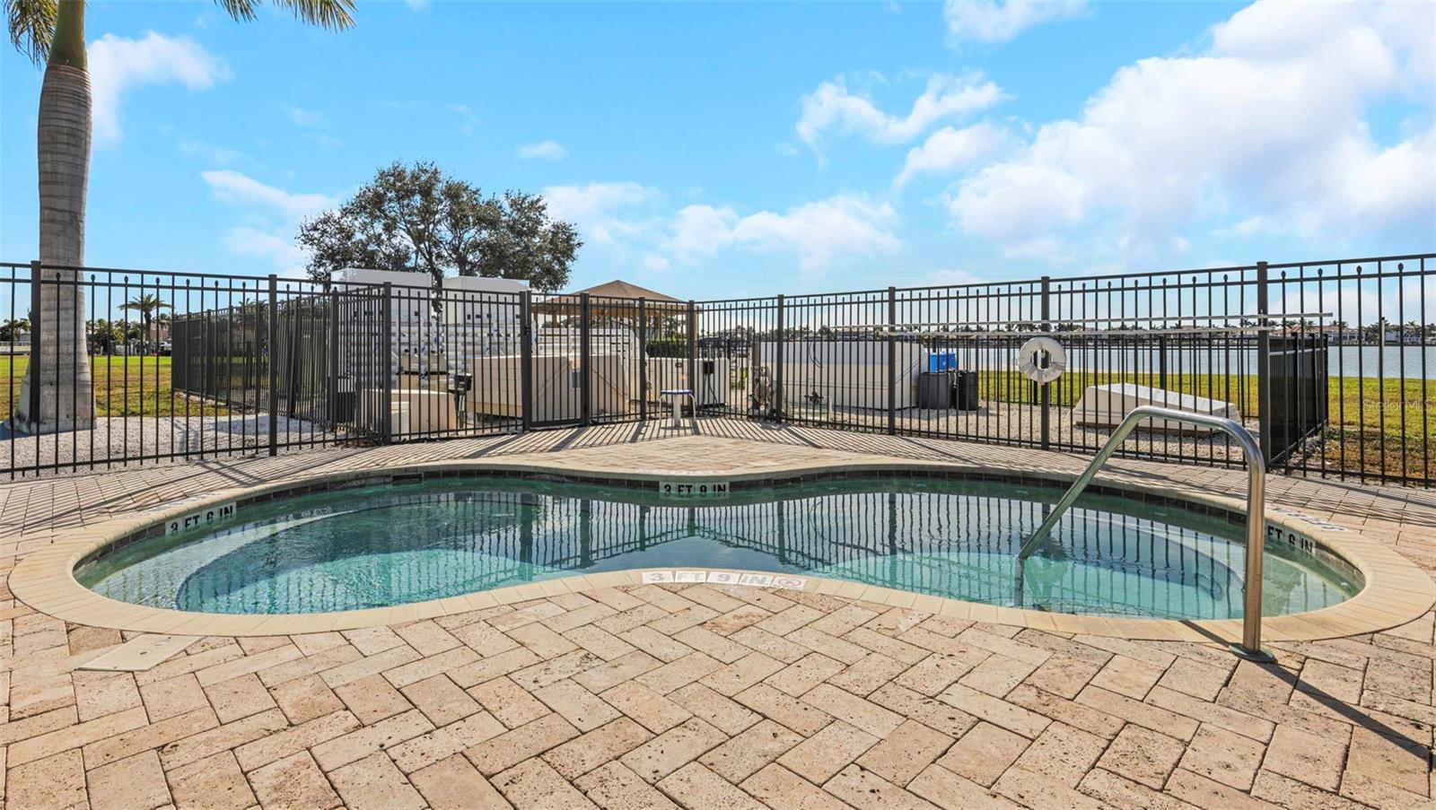 Hot Tub Spa - Relax water side,