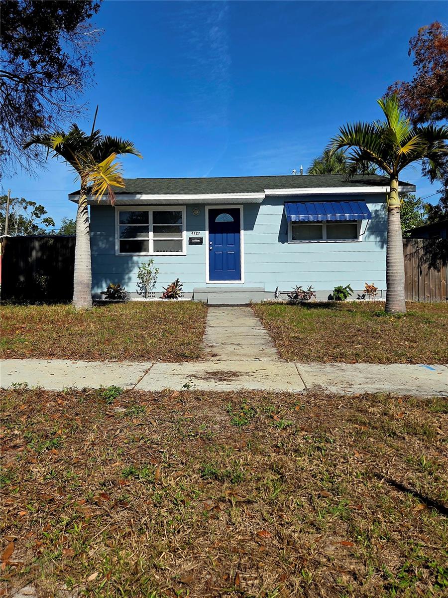 Welcome home!! 2 beds 1 1/2 bath coastal home in central St Pete Location!