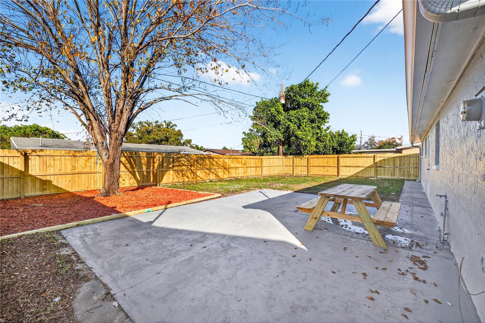 LARGE PRIVATE BACK YARD AND PICNIC AREA