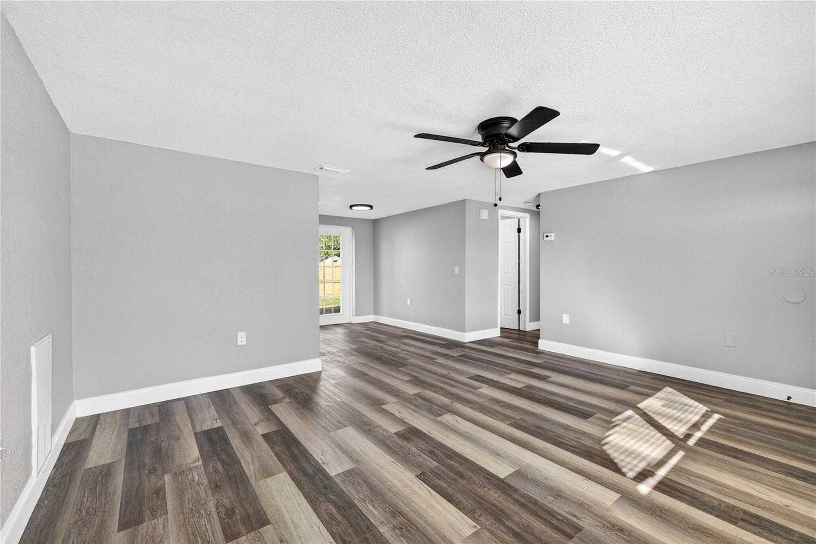 ACCESS TO THE BEDROOMS AND BATHROOM THROUGH THE HALLWAY TO THE RIGHT