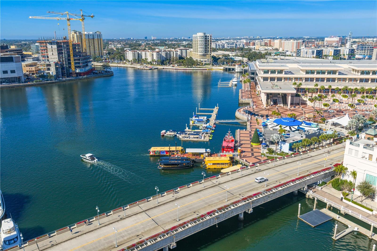 Here, an urban-inspired lifestyle meets the ease and serenity of island living, with unmatched walkability to Tampa’s best restaurants, arts, entertainment, and more.