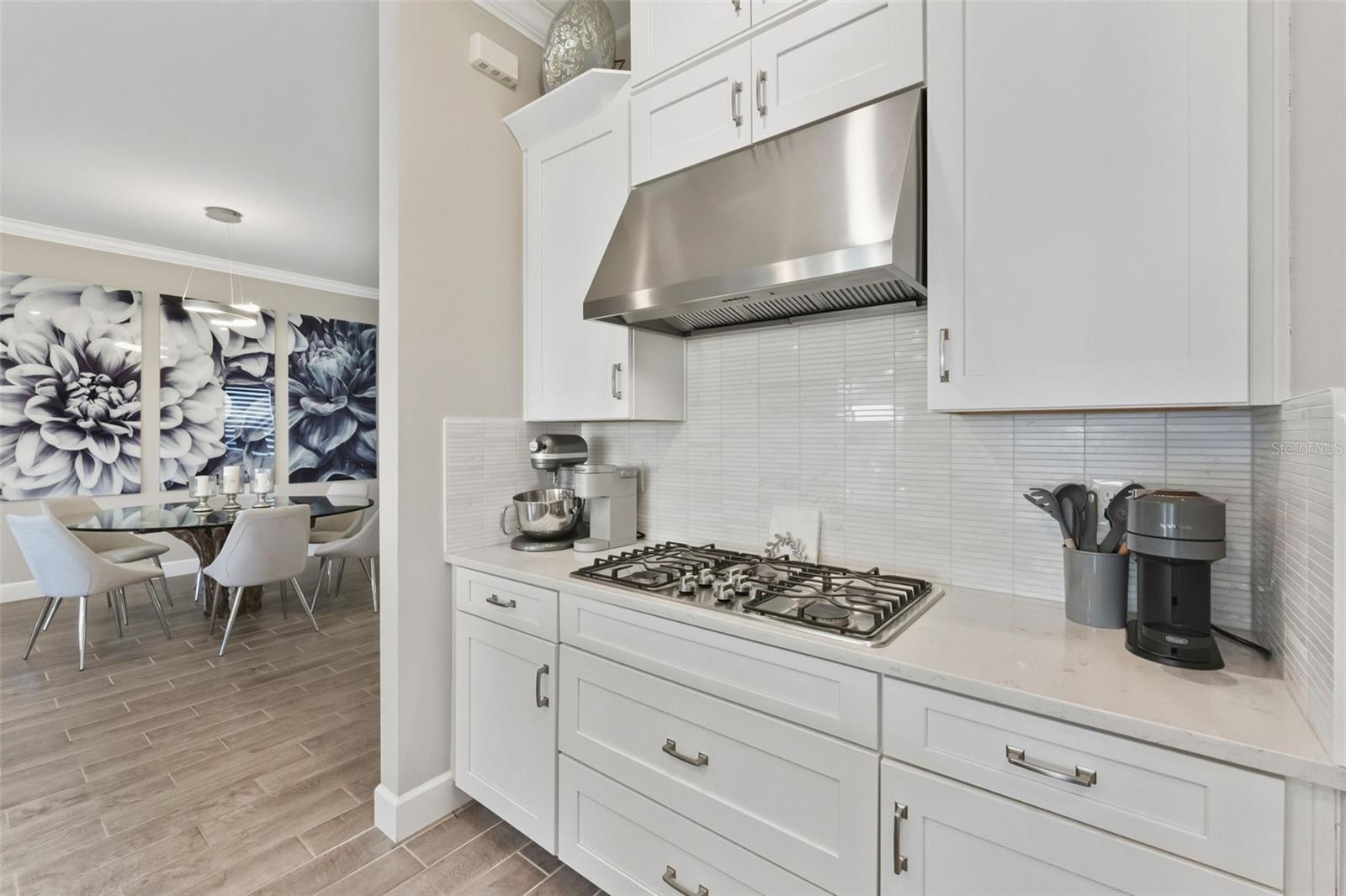 The gas cooktop is a chef's dream.