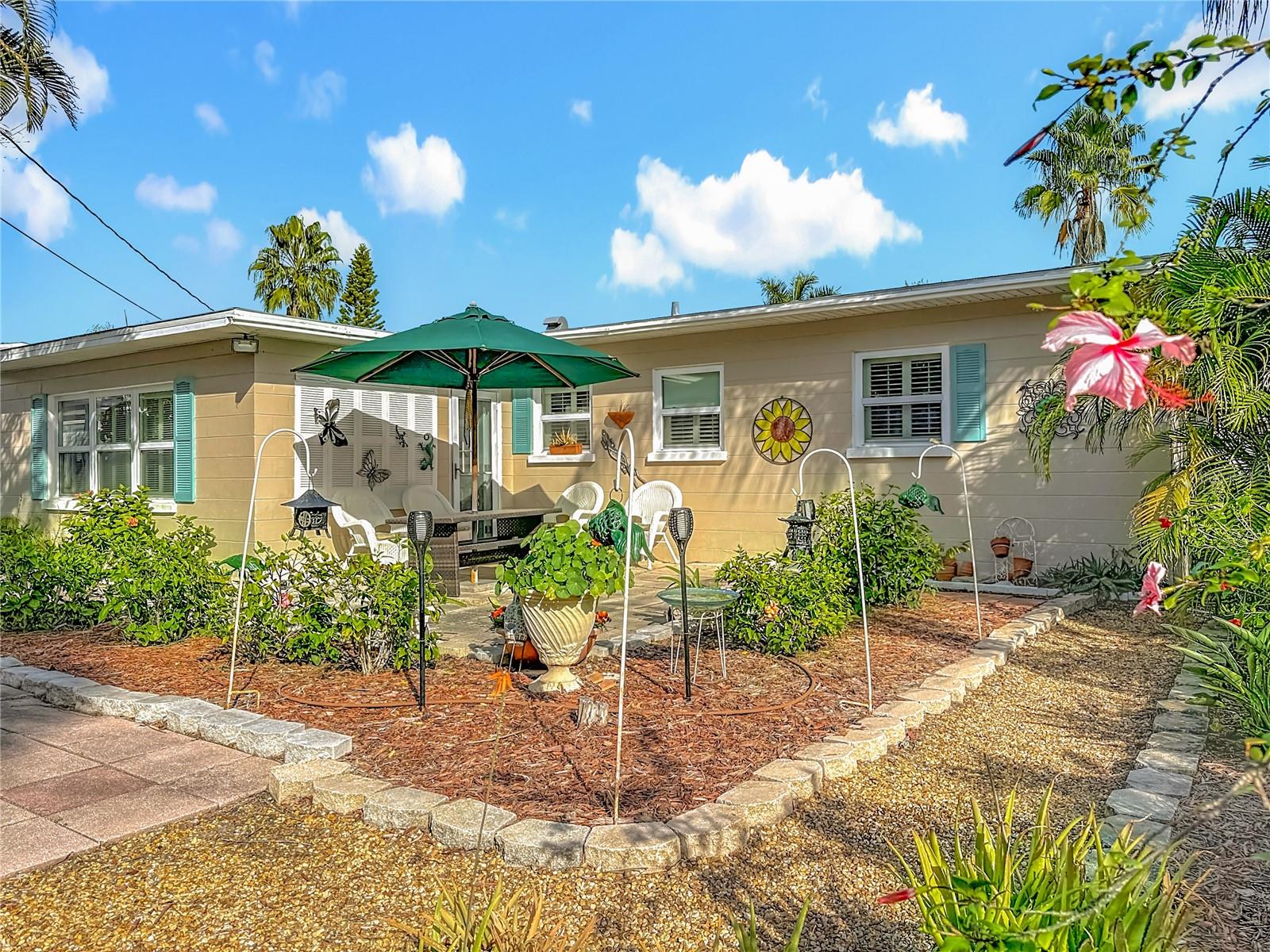 This is such a relaxing backyard