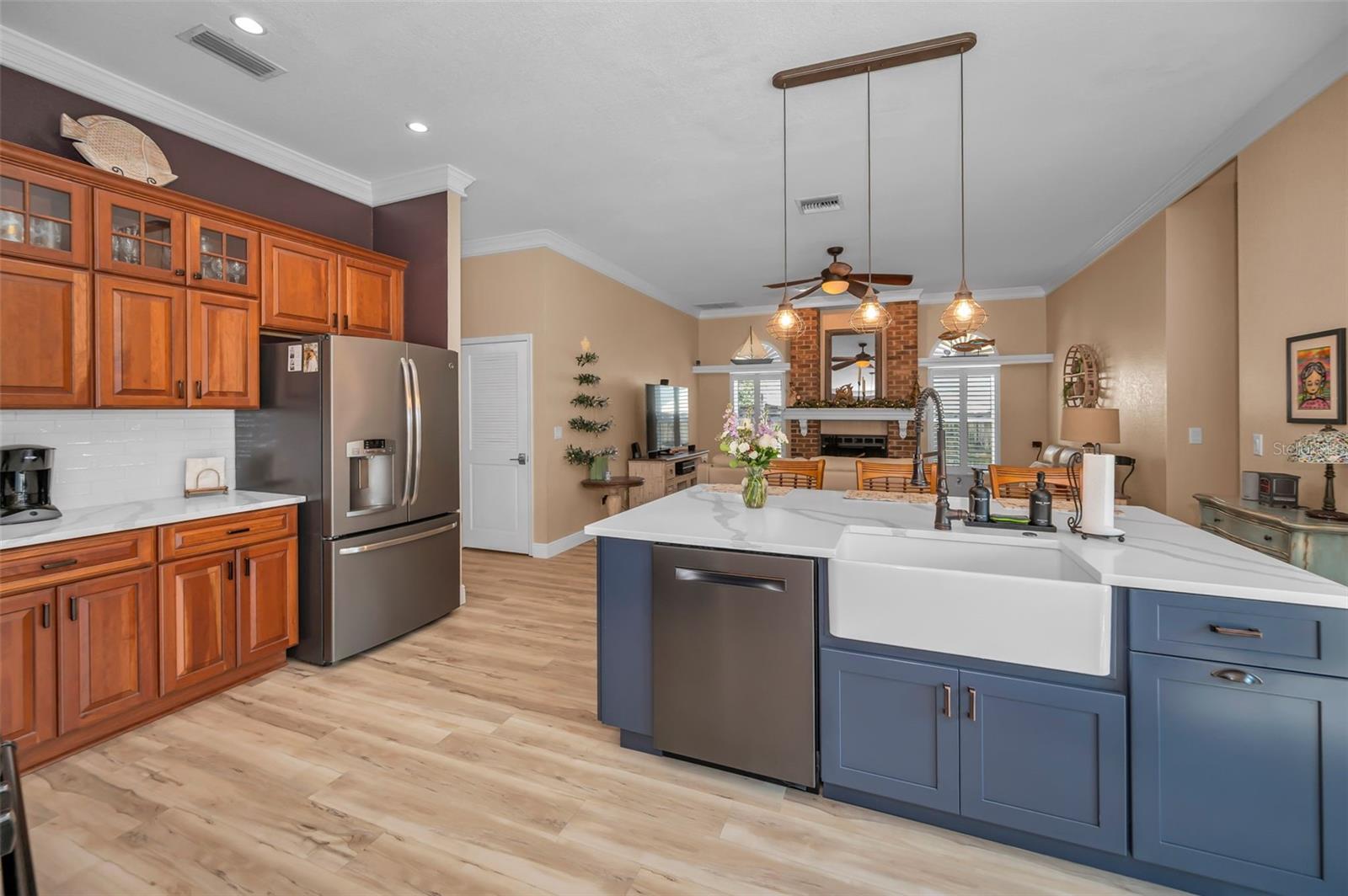kitchen w breakfast bar