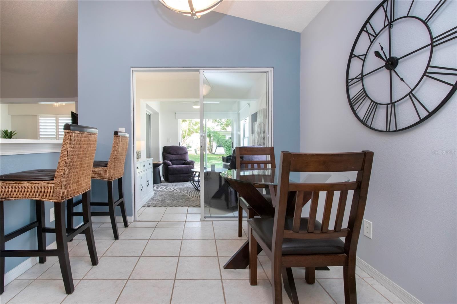 Eat-in area and bar with entry to Florida room