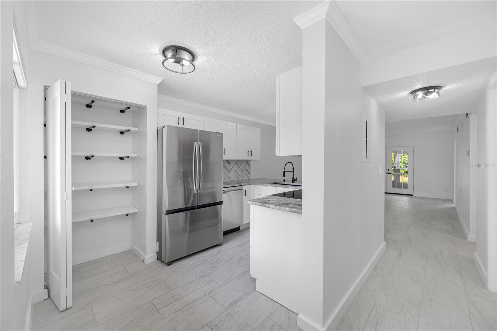 Ample pantry space, light and bright motif.