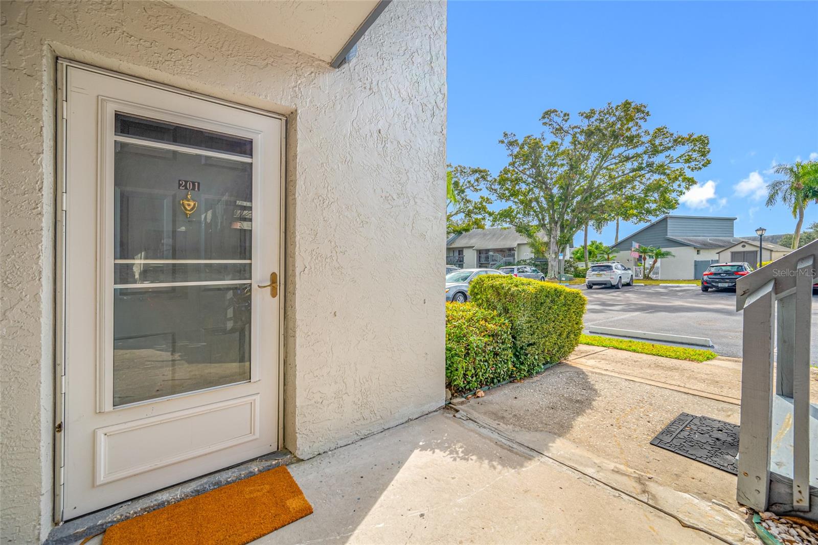 Alt view to front door