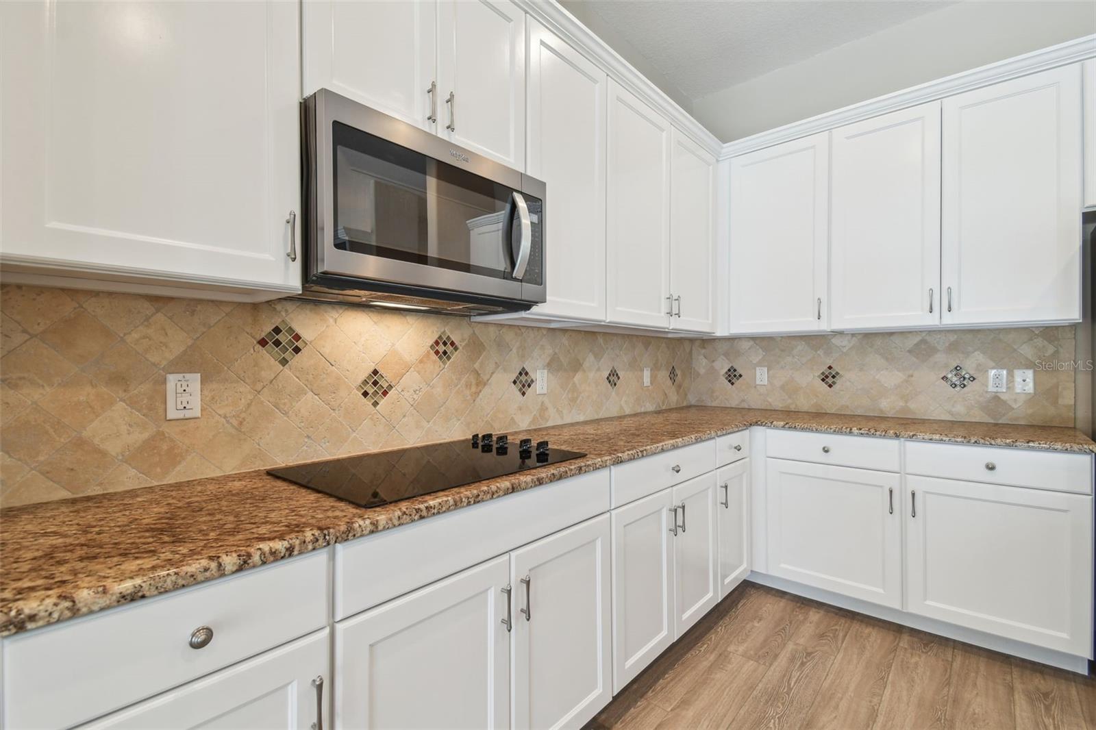 A flat cooktop makes the kitchen easy to clean!