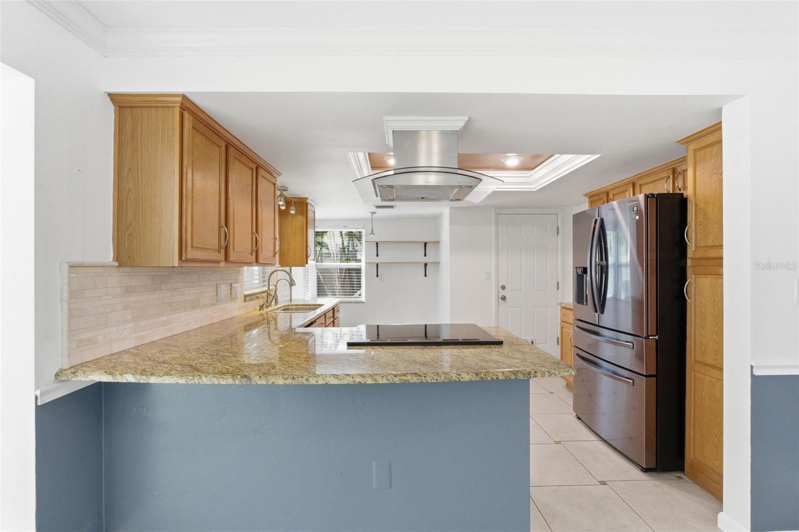 Kitchen and breakfast bar.